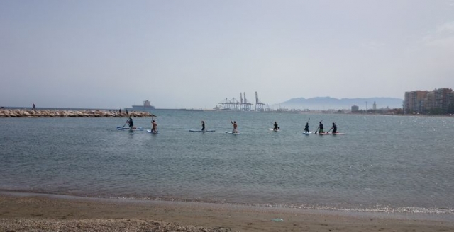练习桨冲浪背景中的山